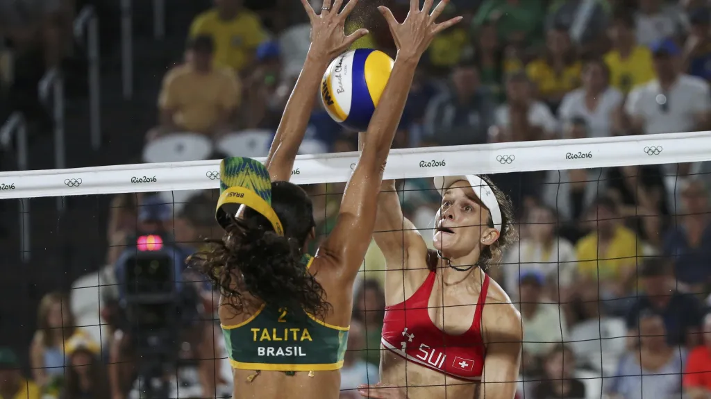 Zablokovaný útok Joany Heidrichové Brazilkou Talitou