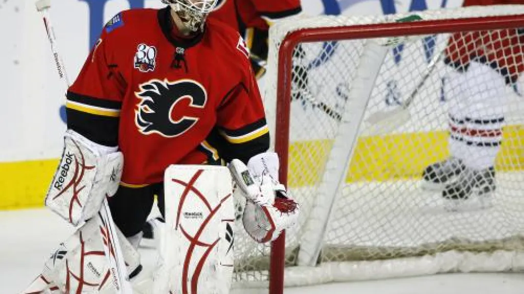 Gólman Calgary po inkasovaném gólu