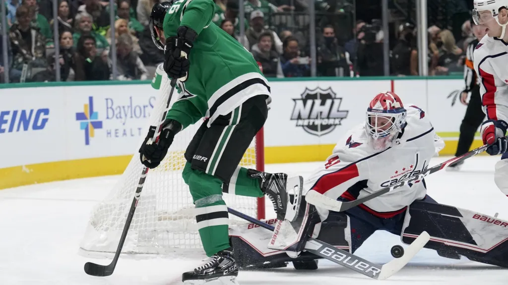 Brankář Washingtonu Vítek Vaněčečk zasahuje v zápase proti Dallasu