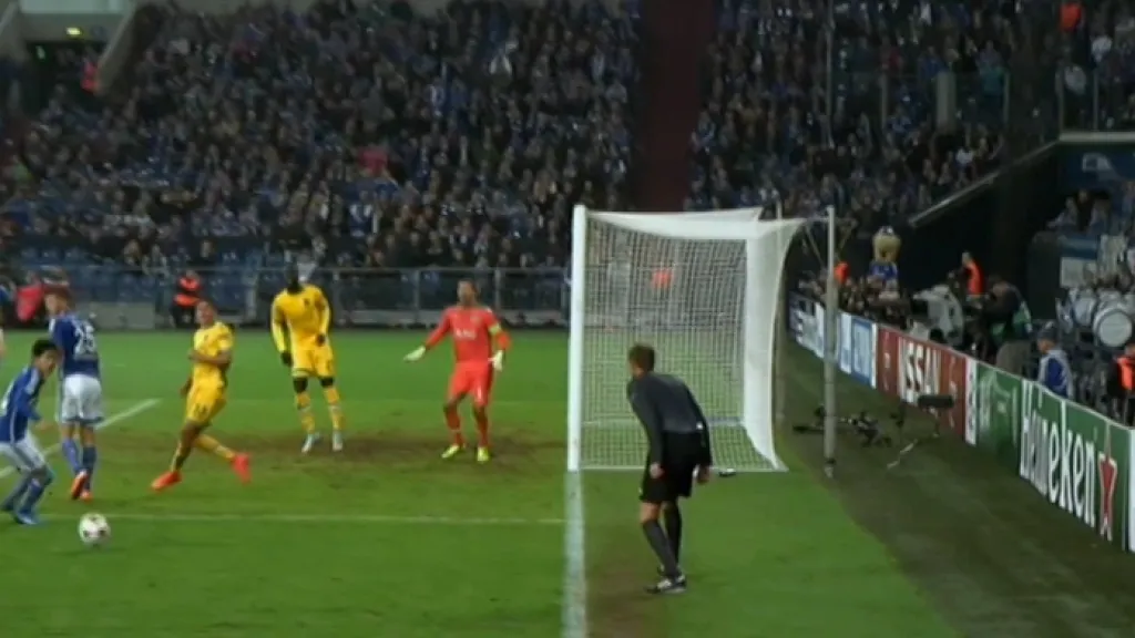 Sporná penalta v zápase Schalke - Sporting Lisabon