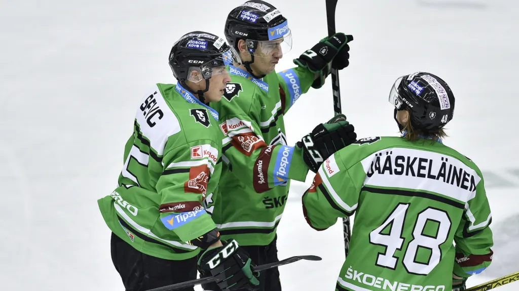 Hokejisté Mladé Boleslavi slaví branku