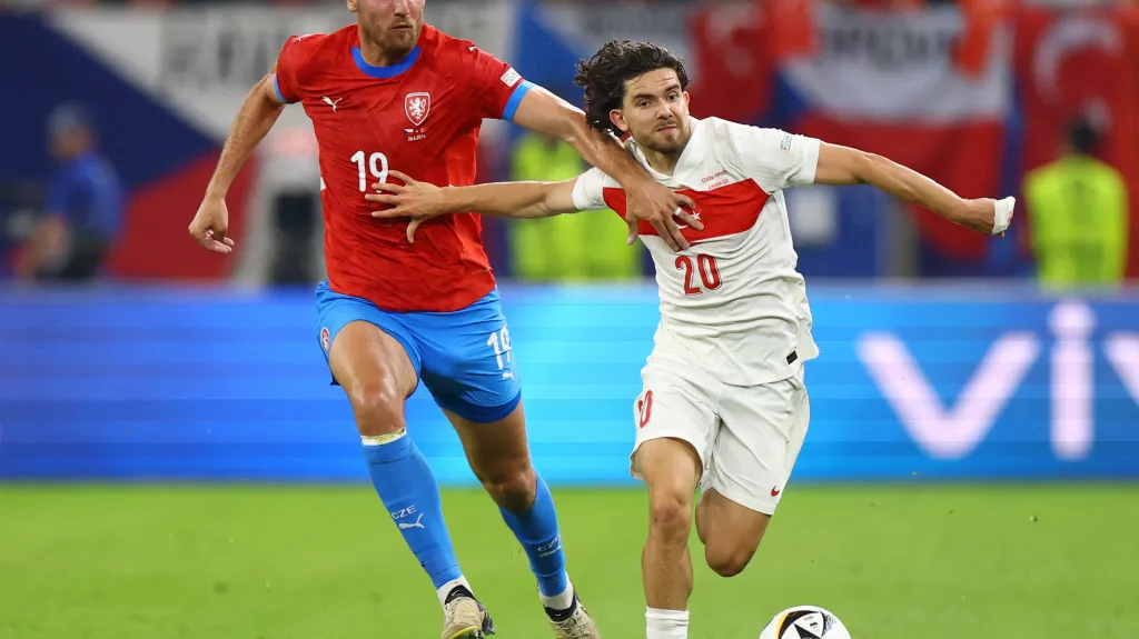 Tomáš Chorý (vlevo) v utkání proti Turecku na Euru v Německu