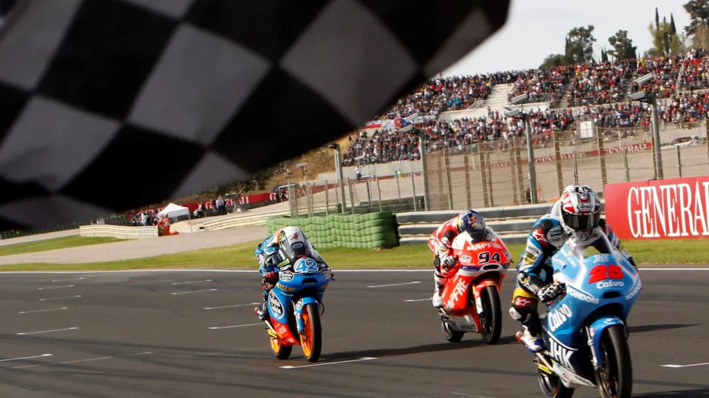 Maverick Viňales vítězí ve Valencii