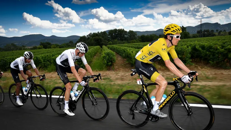 Tým Sky v čele s Geraintem Thomasem ve žlutém dresu