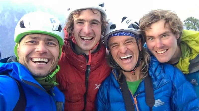 Šťastný Adam Ondra (druhý zleva) se svým týmem