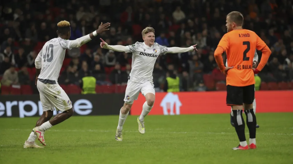 Pavel Šulc z Plzně oslavuje gól v Konferenční lize