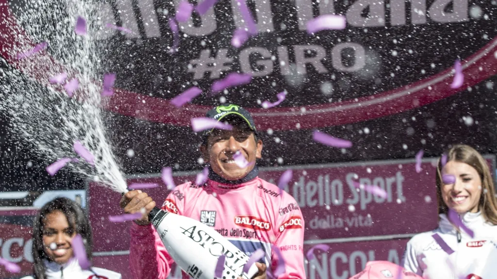 Rozradostněný Nairo Quintana na pódiu pro vítěze