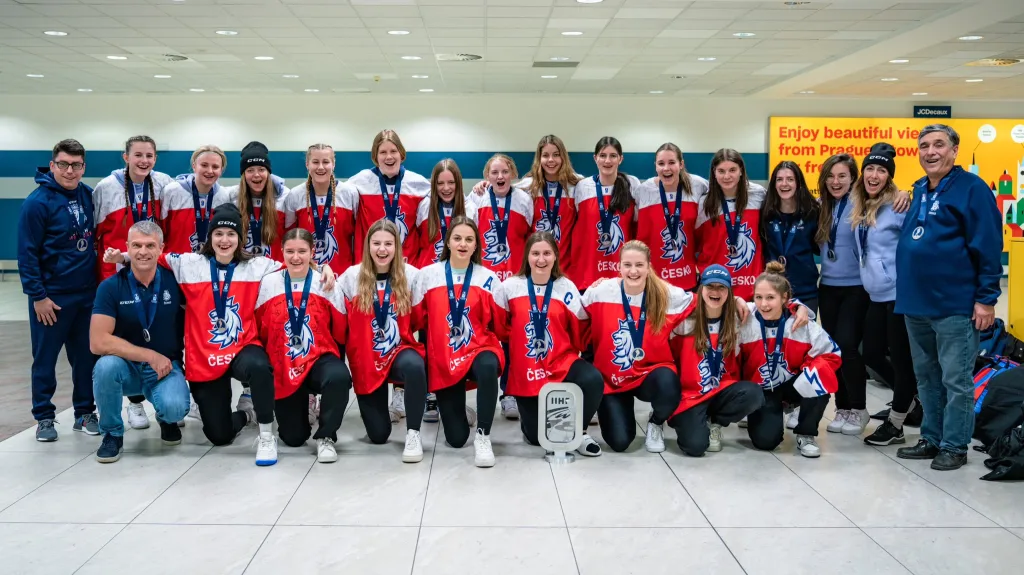 České hokejistky do 18 let se stříbrnými medailemi