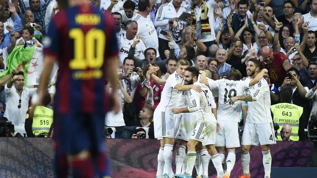 Fotbalisté Realu Madrid slaví gól v síti Barcelony
