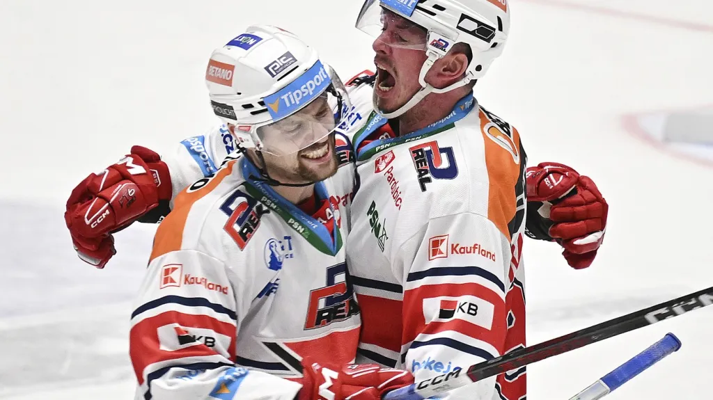 Pardubický útočník Jan Mandát (vpravo) slaví s Patrikem Poulíčkem