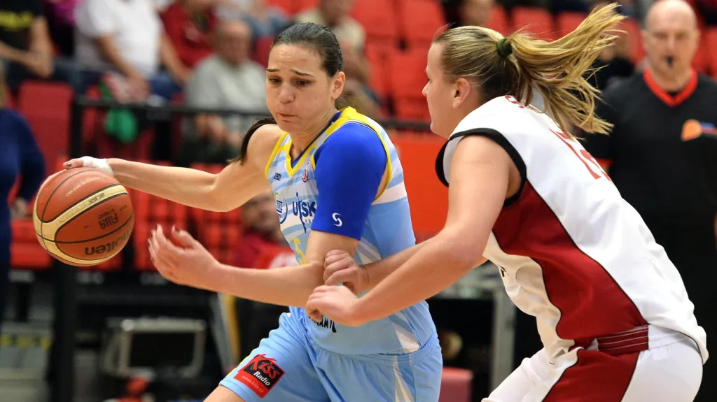 Sonja Petrovičová (vlevo) v dresu USK Praha