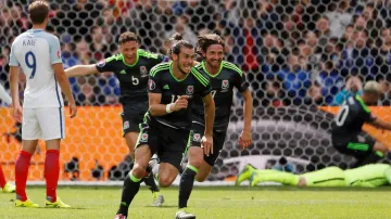 Velšan Gareth Bale se raduje z gólu v síti Anglie