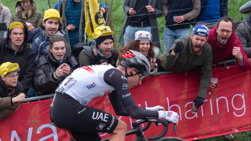 Tadej Pogačar zdolává Paterberg a míří pro vítězství na Ronde van Vlaanderen 2023