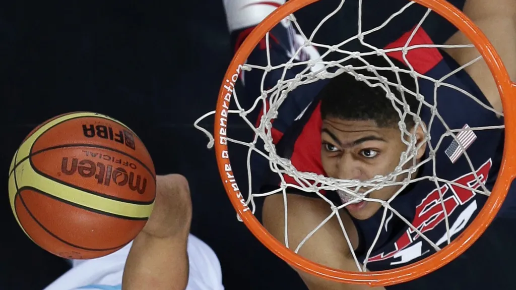 Anthony Davis z USA pod košem