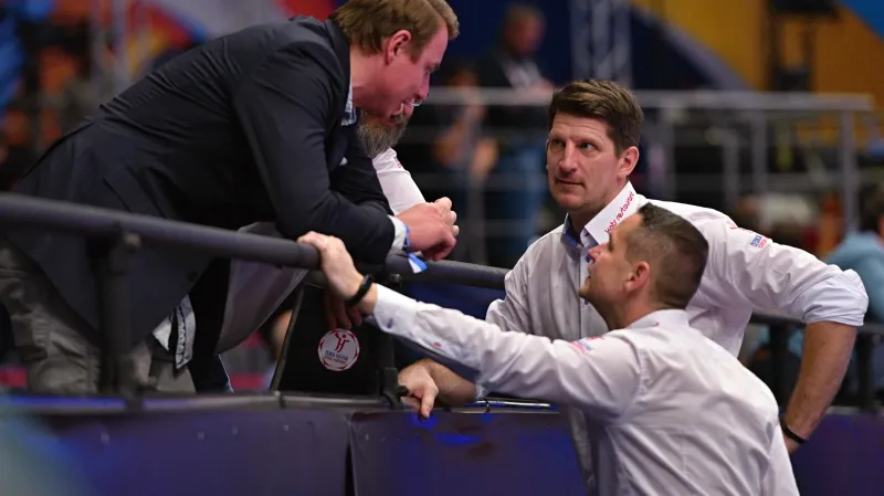 Kouč Kielu Filip Jícha s trenéry reprezentace Danielem Kubešem a Janem Filipem