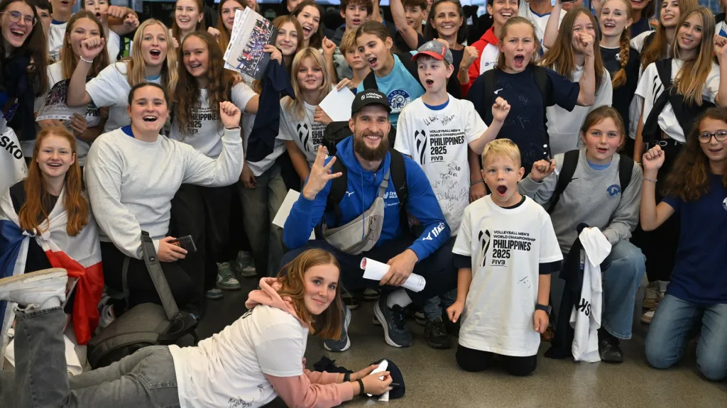 Na volejbalisty čekali na letišti mladí fanoušci