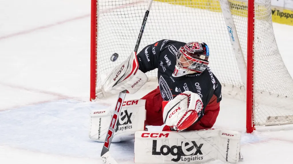 Brankář Stanislav Škorvánek z Hradce Králové v akci