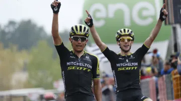 Esteban Cháves spolu se Simonem Yatesem na vrcholu Etny