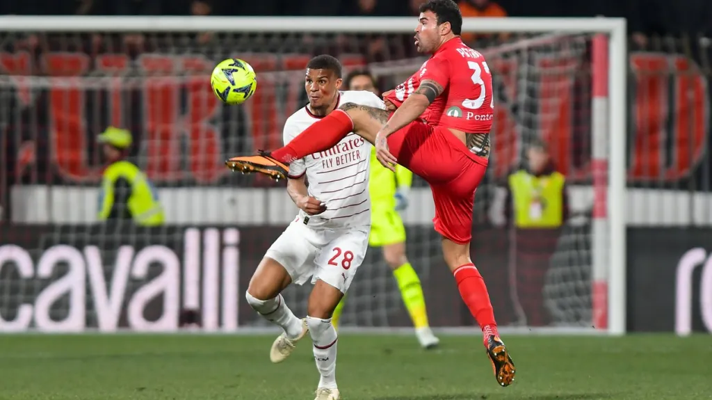 Malick Thiaw (vlevo) bojující o míč s Andreem Petagnou z Monzy