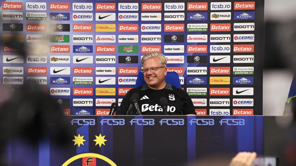 Sparťanský trenér Lars Friis na tiskové konferenci v Bukurešti