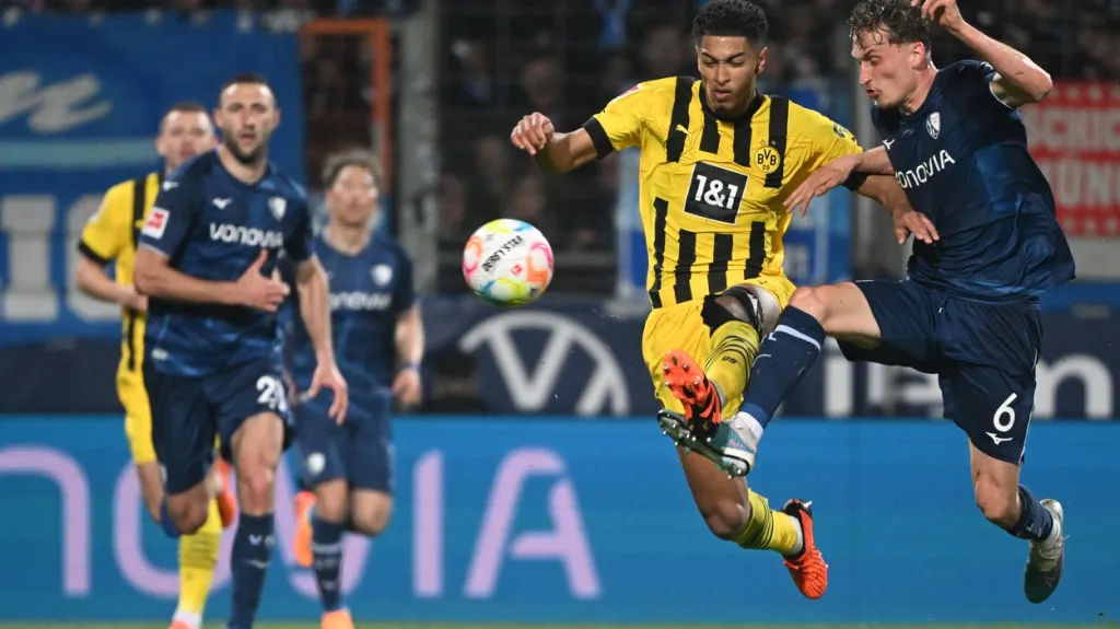 Dortmundský záložník Jude Bellingham v souboji s Patrickem Osterhagem z Bochumi