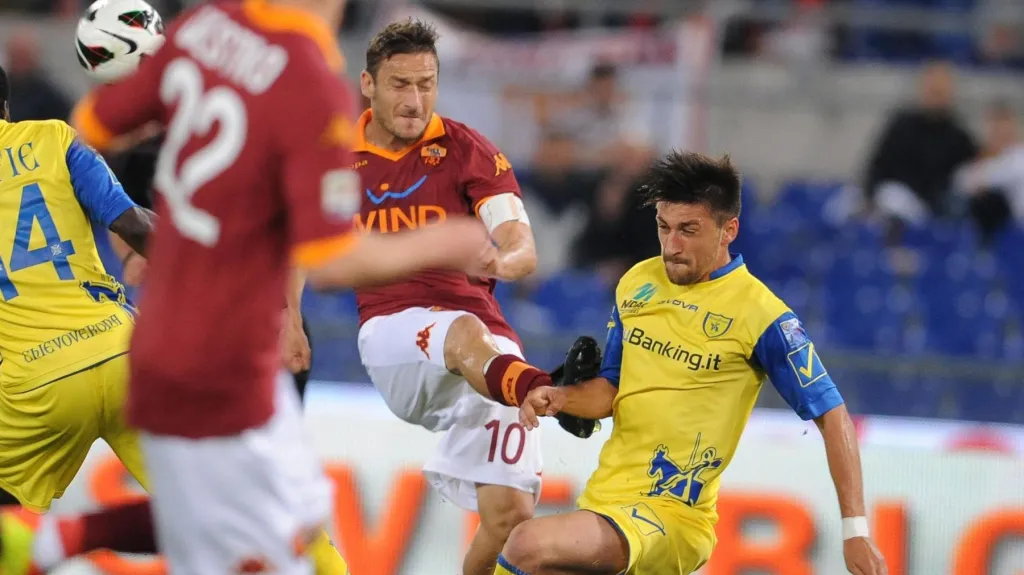 Francesco Totti (druhý zprava) v utkání proti Chievu