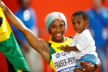 Jamajčanka Shelly-Ann Fraserová-Pryceová se raduje ze zlata na MS se synem
