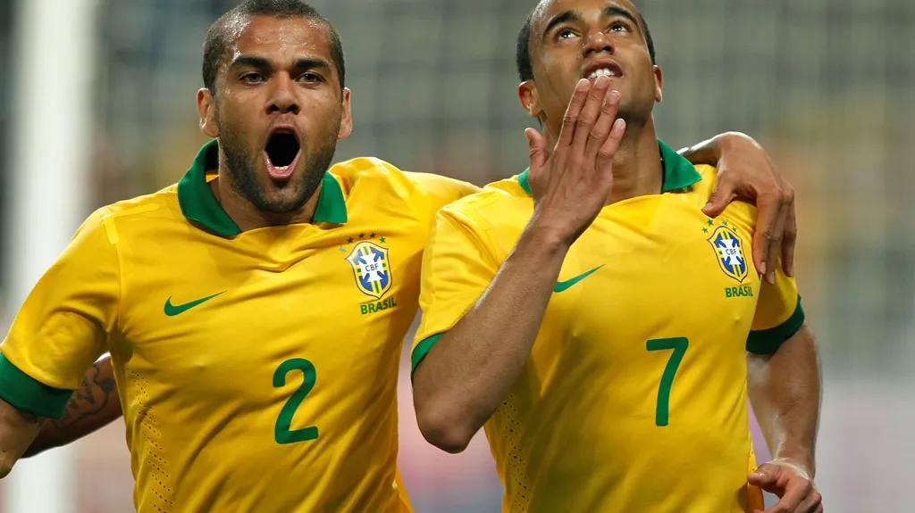 Dani Alves a Lucas