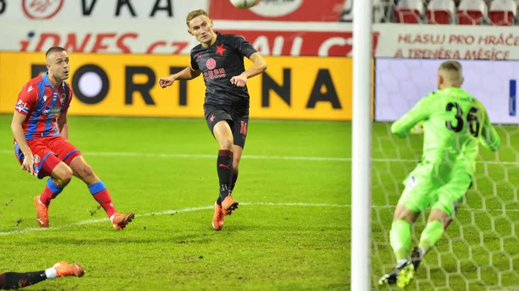 Jan Kuchta ze Slavie (uprostřed) střílí nad branku Plzně