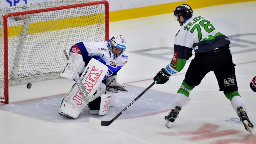 Brankář Komety Marek Čiliak proti Lukáši Žejdlovi