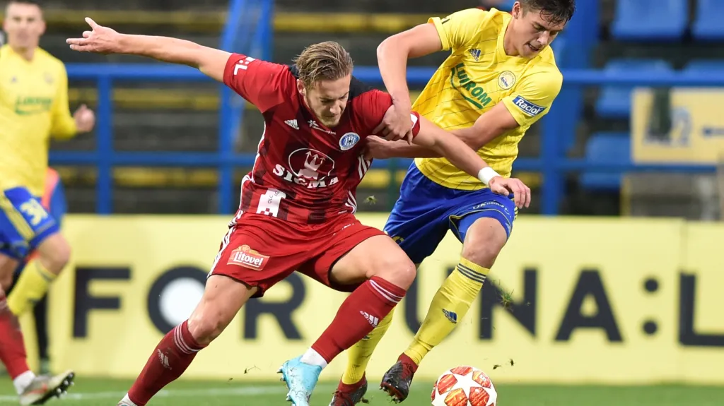 Jakub Kolář (vpravo) ze Zlína v souboji s Jakubem Plškem z Olomouce