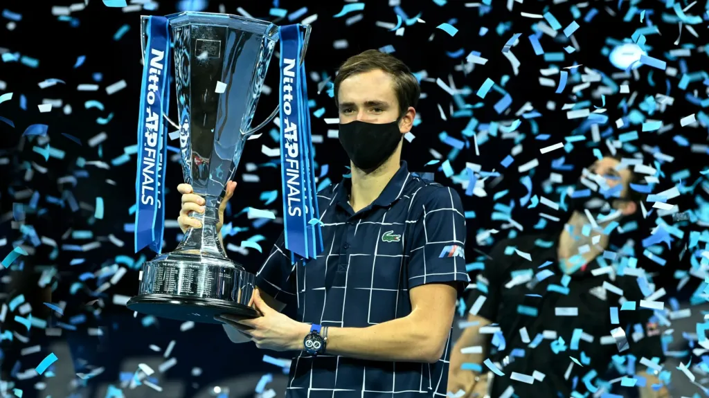 Daniil Medvěděv s trofejí pro vítěze Turnaje mistrů