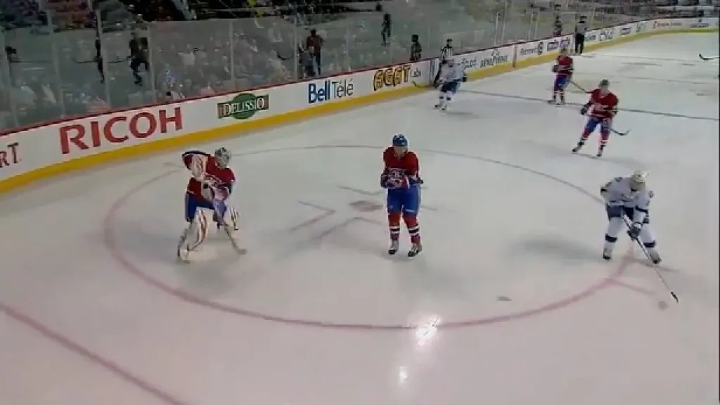 Peter Budaj přihráva Vincentu LeCavalierovi