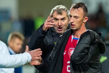 Trenér Jan Suchopárek (uprostřed) během baráže o ME