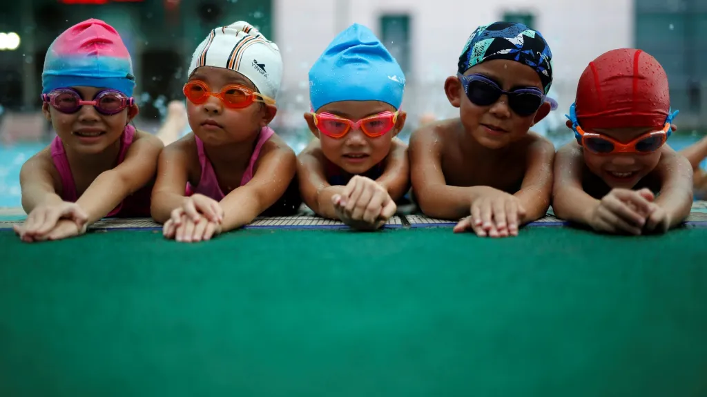 Čínské děti při tréninku plavání