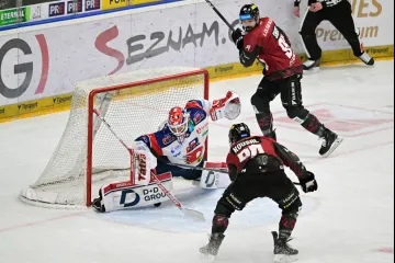 Gól Pavla Kousala v utkání semifinále play-off mezi Spartou a Pardubicemi
