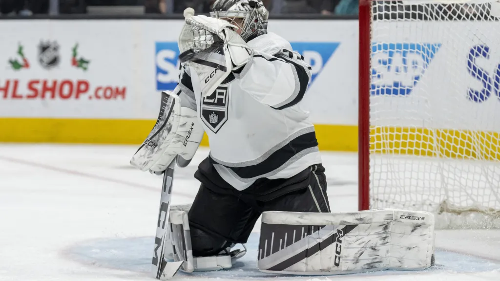 Brankář David Rittich chytá puk v dresu LA Kings