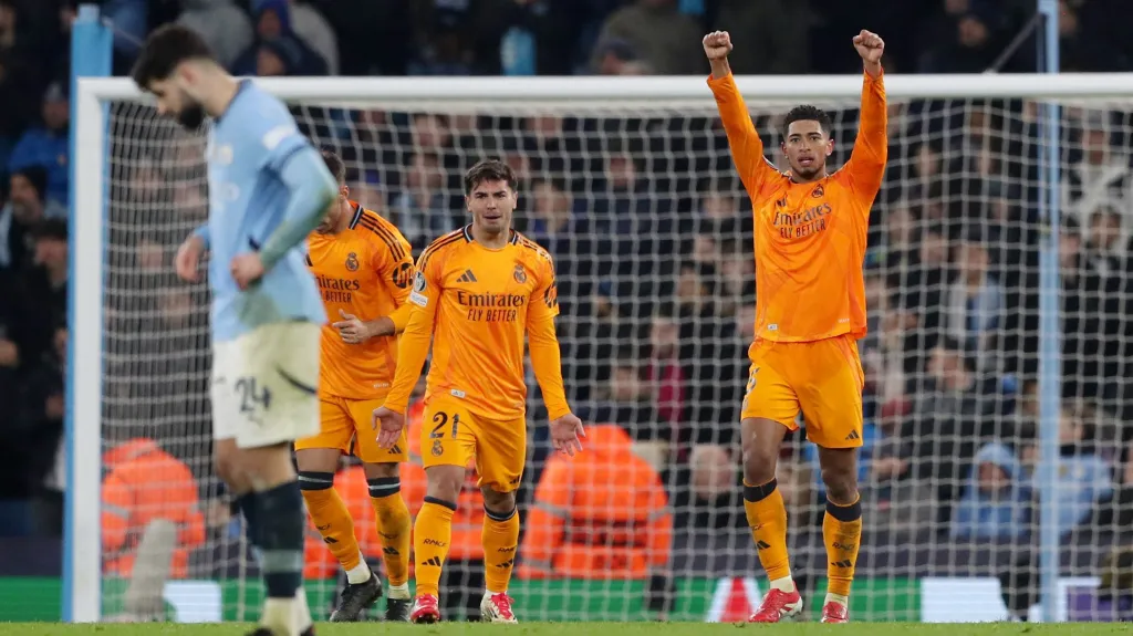 Emoce Judea Bellinghama (vpravo) po gólu do sítě Manchesteru City