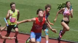 Finiš mladých atletů při Olympiádě dětí a mládeže na stadionu na Julisce