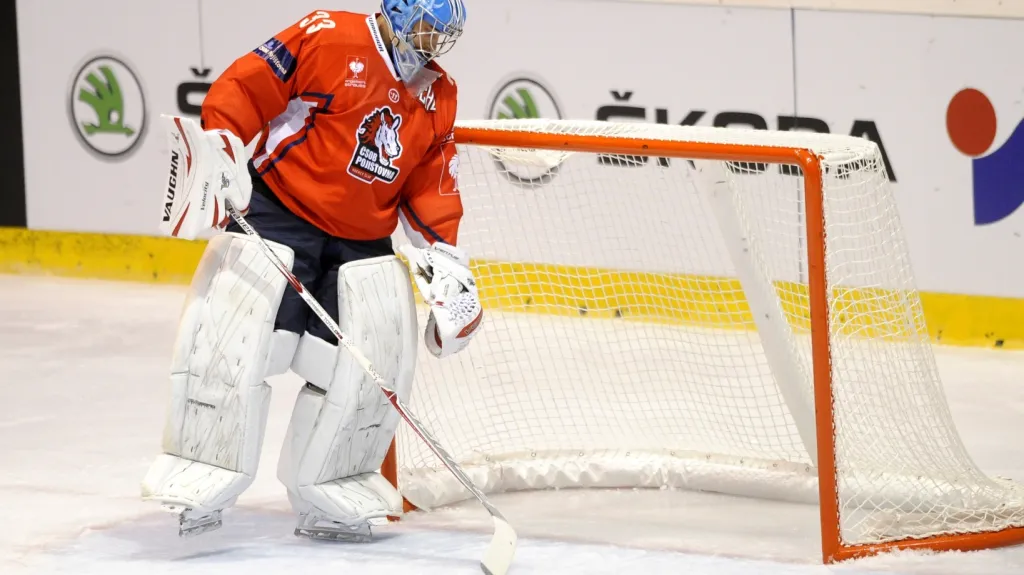 Brankář Pardubic Robert Kristan po inkasovaném gólu