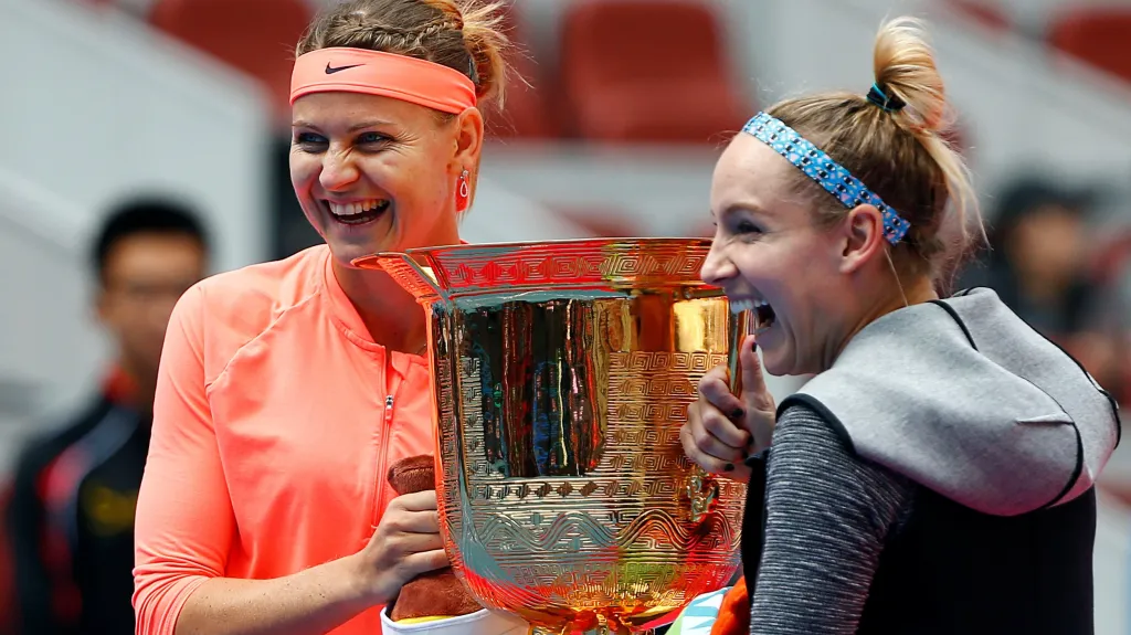 Šafářová a Matteková-Sandsová s trofejí po triumfu v Pekingu 