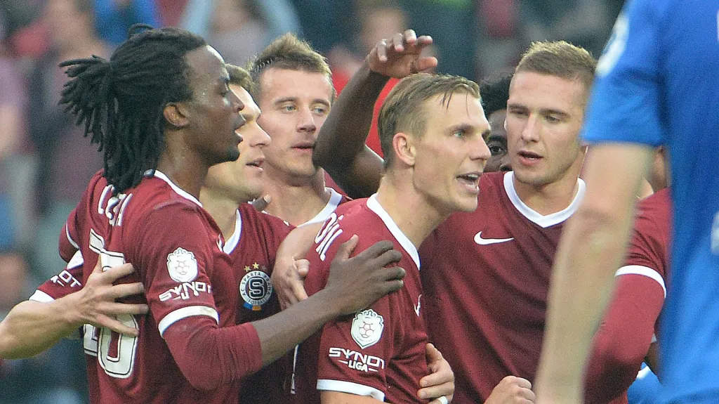 Dočkal se raduje v klubku spoluhráčů