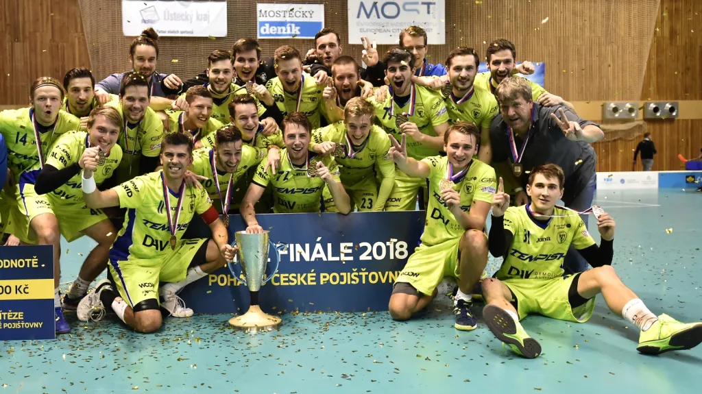 Florbalisté Vítkovic s trofejí pro vítěze Českého poháru