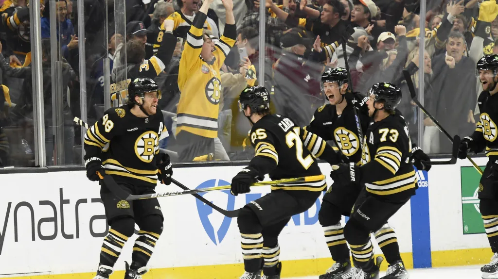 David Pastrňák oslavuje postup v play-off 