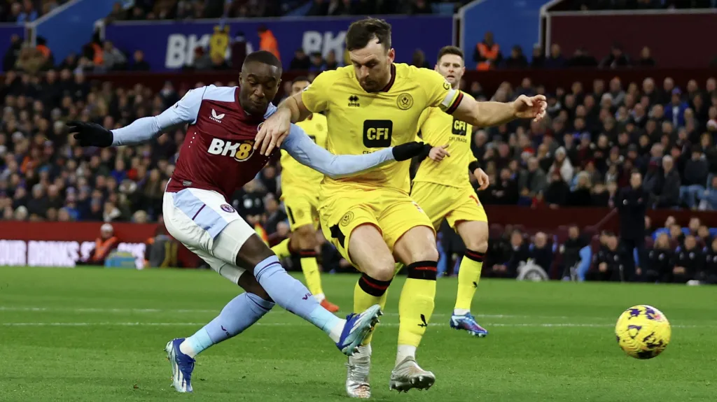 Moussa Diaby z Aston Villy v souboji s Jackem Robinsonem ze Sheffieldu United