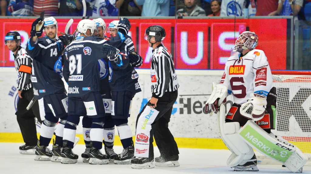 Hokejisté Plzně se radují v zápase proti Spartě