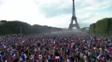 Fanoušci v Paříži a v Záhřebu popustili během finále MS uzdu emocím