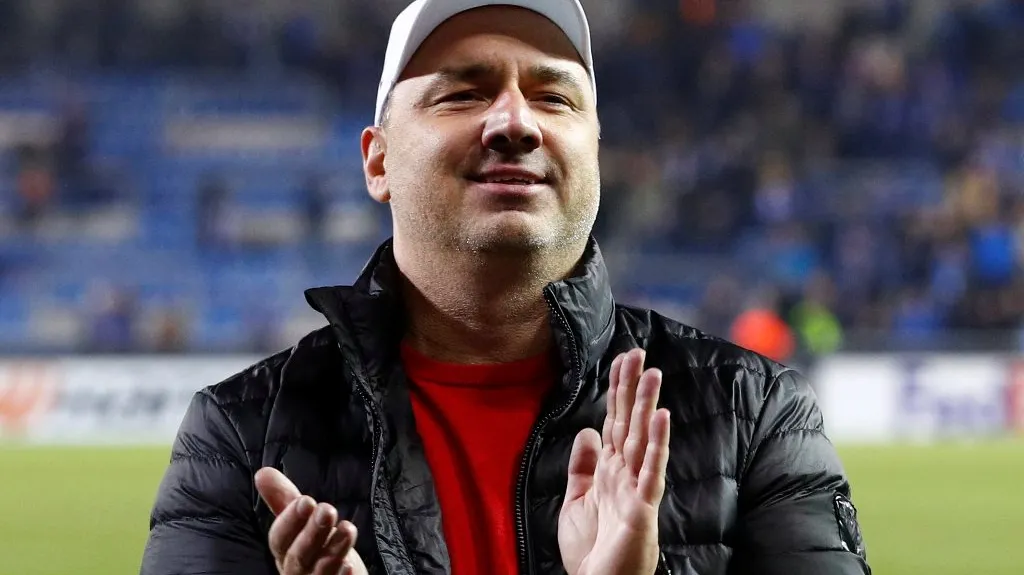 Trenér Slavie Jindřich Trpišovský děkuje fanouškům po utkání v Genku