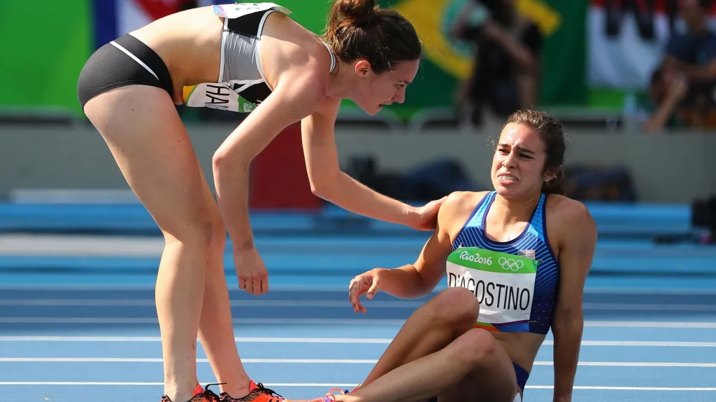 Novozélandská běžkyně Hamblinová pomáhá zraněné soupeřce