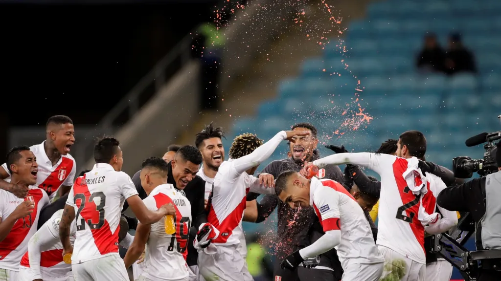 Fotbalisté Peru se radují z postupu do finále mistrovství Jižní Ameriky